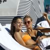 Les mannequins Selena Weber et Katrina Motes profitent d'une belle journée ensoleillée sur la plage de Miami, le 25 janvier 2017.