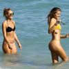 Les mannequins Selena Weber et Katrina Motes profitent d'une belle journée ensoleillée sur la plage de Miami, le 25 janvier 2017.