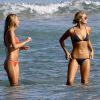 Selena Weber (bikini foncé) et une amie profitent d'une belle journée ensoleillée avec une amie sur la plage de Miami, le 30 janvier 2017.