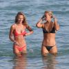 Selena Weber (bikini foncé) et une amie profitent d'une belle journée ensoleillée avec une amie sur la plage de Miami, le 30 janvier 2017.