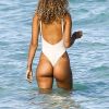 Le mannequin J Lynne - Scott Disick s'amuse en charmante compagnie sur une plage à Miami, le 30 janvier 2017.