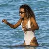 Le mannequin J Lynne - Scott Disick s'amuse en charmante compagnie sur une plage à Miami, le 30 janvier 2017.
