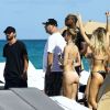 Scott Disick s'amuse en charmante compagnie sur une plage à Miami, le 31 janvier 2017.