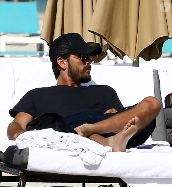 Scott Disick s'amuse en charmante compagnie sur une plage à Miami, le 31 janvier 2017.