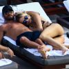 Scott Disick en charmante compagnie à la piscine d'un hôtel de Miami, le 31 janvier 2017.