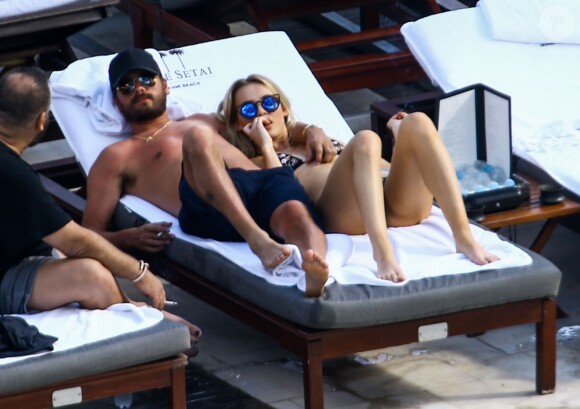 Scott Disick en charmante compagnie à la piscine d'un hôtel de Miami, le 31 janvier 2017.