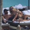 Scott Disick en charmante compagnie à la piscine d'un hôtel de Miami, le 31 janvier 2017.
