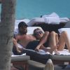 Scott Disick en charmante compagnie à la piscine d'un hôtel de Miami, le 31 janvier 2017.