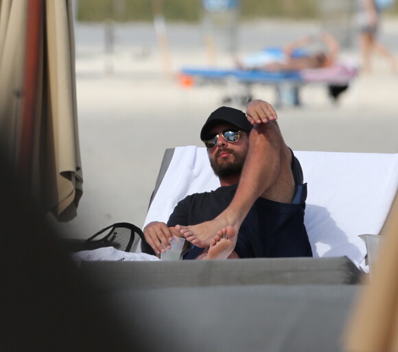 Scott Disick s'amuse en charmante compagnie sur une plage à Miami! A peine revenu de ses vacances en famille au Costa Rica, Scott semble prendre du bon temps en compagnie de jolies inconnues dont le mannequin J Lynne. Le 31 janvier 2017  Reality star Scott Disick is spotted getting cozy with a mystery girl at the Setai Hotel in Miami, Florida on January 31, 2017. Scott who recently got back from a family vacation to Costa Rica was spotted poolside with model J Lynne in Miami. Scott seems to be getting a new girl everyday and it doesn't look like he's too serious about getting back together with K.Kardashian…31/01/2017 - 