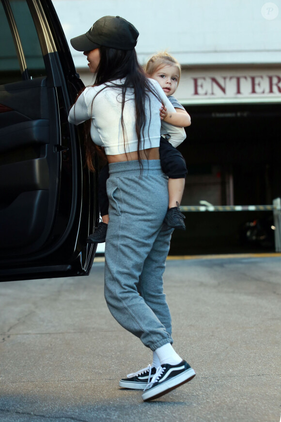 Kourtney Kardashian accompagne ses enfants, Mason, Penelope et Reign, à leurs cours d'art dans le quartier de Woodland Hills à Los Angeles, le 31 janvier 2017.