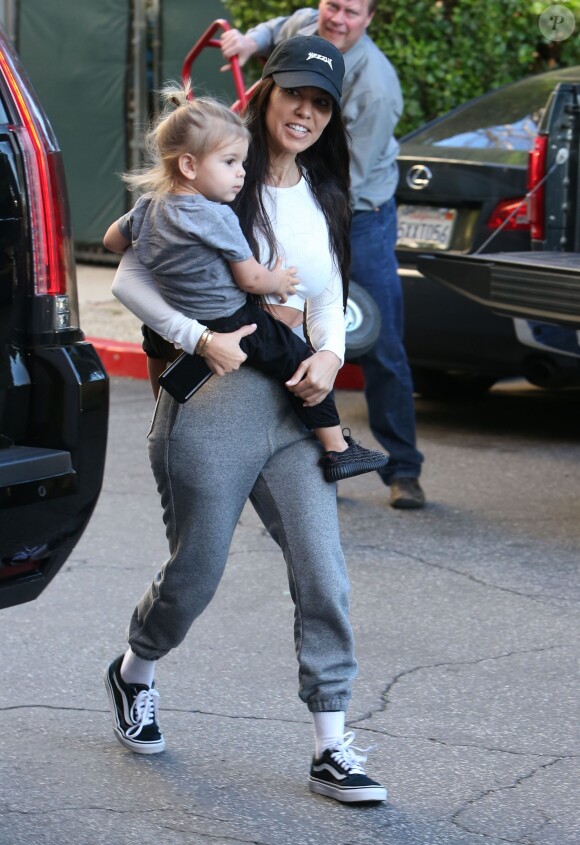 Kourtney Kardashian accompagne ses enfants, Mason, Penelope et Reign, à leurs cours d'art dans le quartier de Woodland Hills à Los Angeles, le 31 janvier 2017.