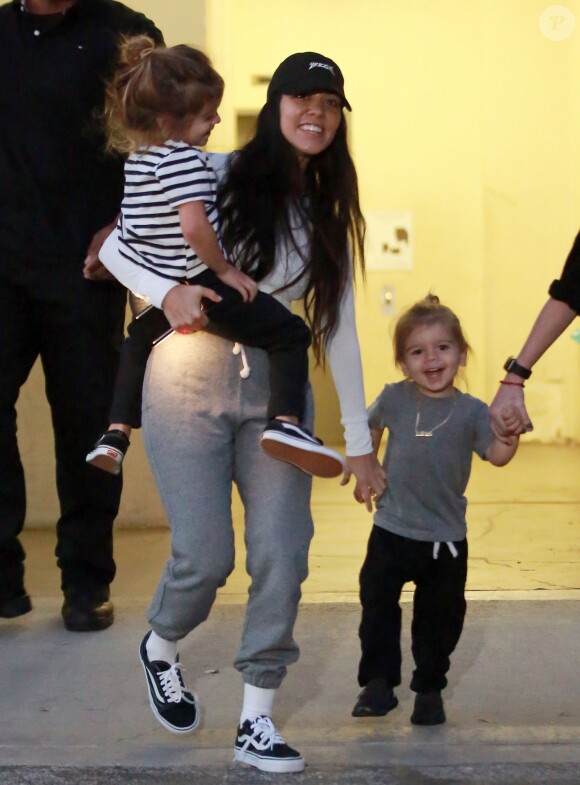 Kourtney Kardashian accompagne ses enfants, Mason, Penelope et Reign, à leurs cours d'art dans le quartier de Woodland Hills à Los Angeles, le 31 janvier 2017.