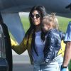 Kourtney Kardashian et sa fille Penelope La famille Kardashian prend un jet privé à Van Nuys, le 26 janvier 2017.
