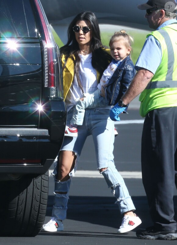Kourtney Kardashian et sa fille Penelope La famille Kardashian prend un jet privé à Van Nuys, le 26 janvier 2017.