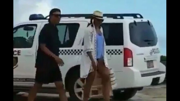 Barack et Michelle Obama en tongs et casquettes : Détendus à la plage !