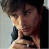 La photographie datant de 1966 d'Alain Delon par Jean-Marie Périer utilisée pour la campagne du parfum Eau Sauvage de Dior