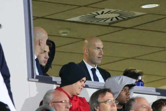Luca Zidane (capuche) avec son père Zinedine Zidane - Zinedine Zidane et sa femme Véronique encouragent leur fils Enzo lors d'un match de football du Real Madrid contre Rayo Majadahonda à Madrid le 16 janvier 2016.
