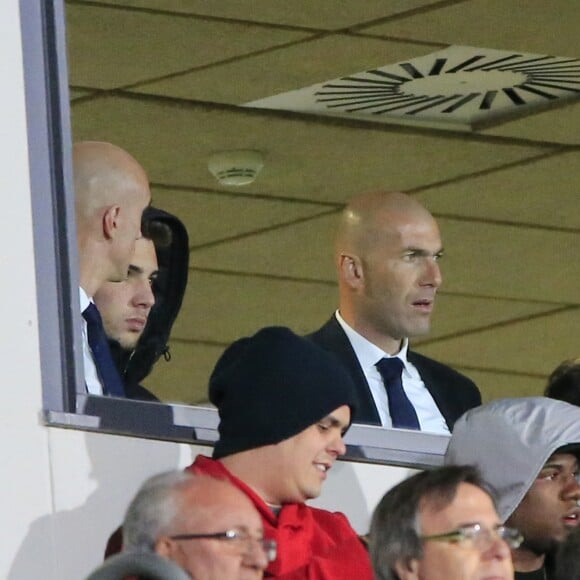 Luca Zidane (capuche) avec son père Zinedine Zidane - Zinedine Zidane et sa femme Véronique encouragent leur fils Enzo lors d'un match de football du Real Madrid contre Rayo Majadahonda à Madrid le 16 janvier 2016.