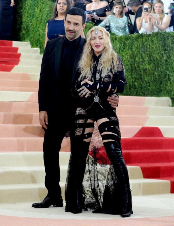 Riccardo Tisci et Madonna - Met Gala 2016 au Metropolitan Museum of Art à New York, le 2 mai 2016.