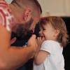 Karim Benzema fait découvrir à sa fille Mélia (1 an) un titre de Julien Doré - 11 août 2015