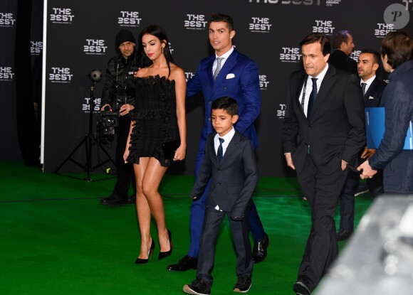 Cristiano Ronaldo avec sa compagne Georgina Rodriguez et son fils Cristiano Jr. lors des FIFA Football Awards à Zurich le 9 janvier 2017.