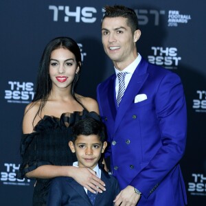 Cristiano Ronaldo avec sa compagne Georgina Rodriguez et son fils Cristiano Jr. lors des FIFA Football Awards à Zurich le 9 janvier 2017.