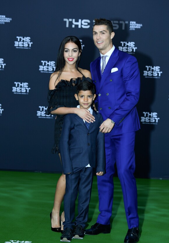 Cristiano Ronaldo avec sa compagne Georgina Rodriguez et son fils Cristiano Jr. lors des FIFA Football Awards à Zurich le 9 janvier 2017.