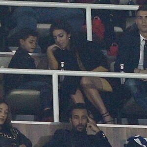 Cristiano Ronaldo assiste au match Real Madrid contre Deportivo La Corogne en présence de sa compagne Georgina Rodriguez et de son fils Cristiano Jr ainsi que sa mère Maria Dolores à Madrid le 10 décembre 2016