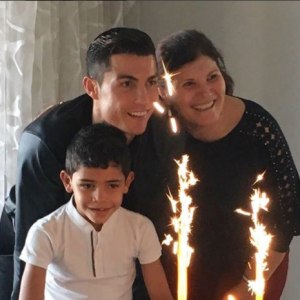 Cristiano Ronaldo a fêté son 32e anniversaire le 5 février 2017, entouré de sa maman Dolores et de son fils Cristiano Jr. Photo Instagram.