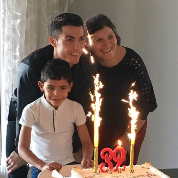 Cristiano Ronaldo a fêté son 32e anniversaire le 5 février 2017, entouré de sa maman Dolores et de son fils Cristiano Jr. Photo Instagram.