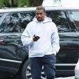 Kanye West arrive sous la pluie à son bureau à Calabasas, le 6 février 2017