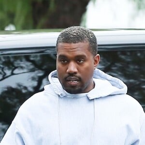 Kanye West arrive sous la pluie à son bureau à Calabasas, le 6 février 2017