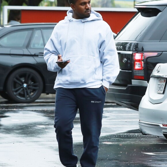 Kanye West arrive sous la pluie à son bureau à Calabasas, le 6 février 2017