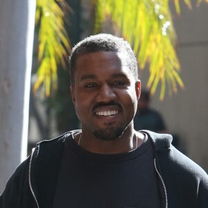 Kanye West, souriant, arrive au club Equinox à Encino le 4 février 2017.