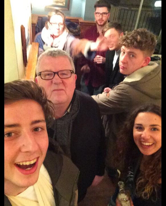 Steve Hewlett pose avec son clan sur Twitter, en février 2015