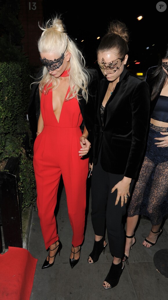 Poppy Delevingne et sa soeur Cara Delevingne lors de la soirée d'anniversaire de Eva Düringer Cavalli, la femme de Roberto Cavalli au One Mayfair à Londres, le 9 octobre 2015.