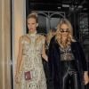 Cara Delevingne, sa soeur Poppy Delevingne et Suki Waterhouse sortent du Claridges Hotel pour se rendre à une soirée lors de la fashion week à Londres, le 15 septembre 2014.