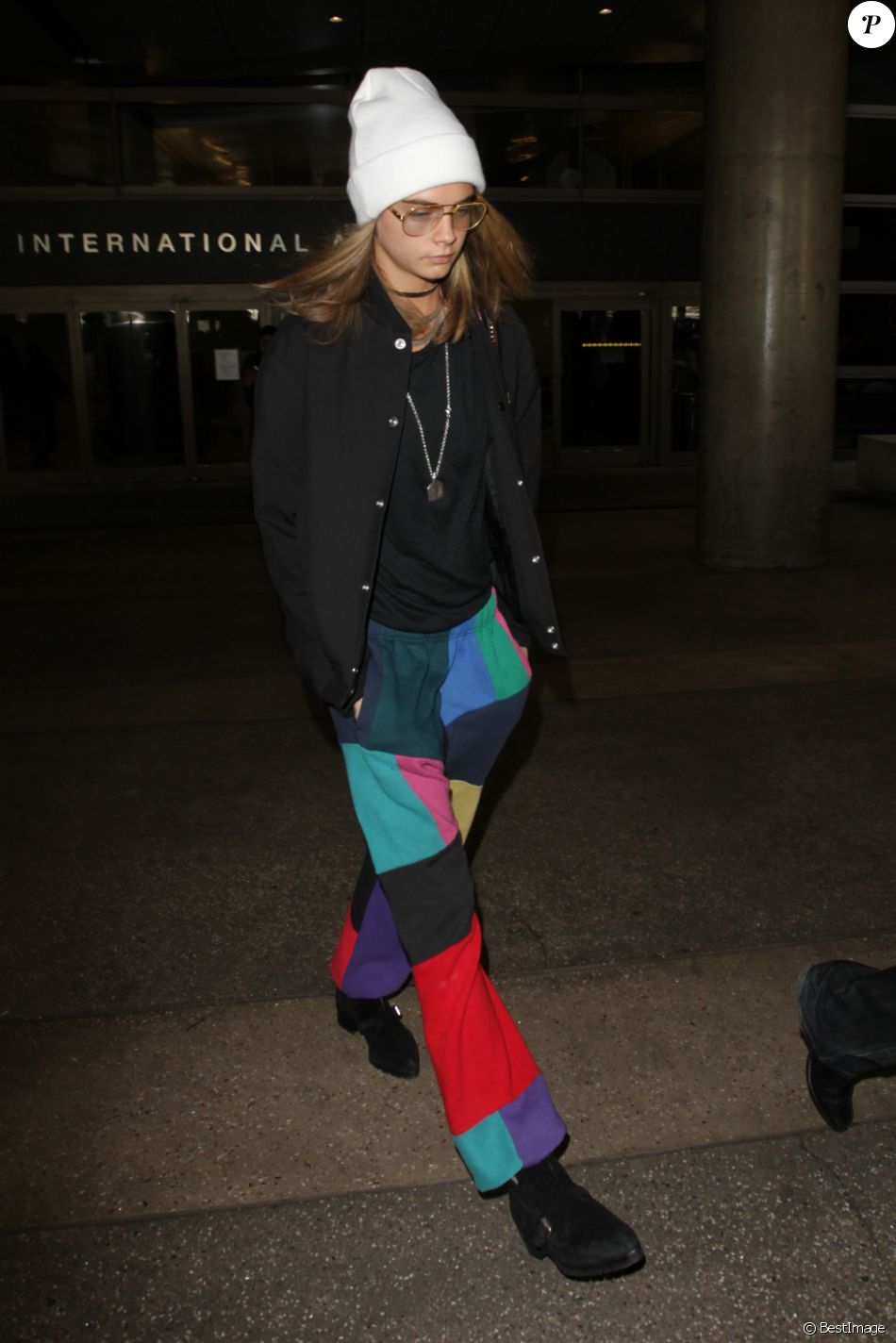 Cara Delevingne arrive à l'aéroport de LAX à Los Angeles, le 12