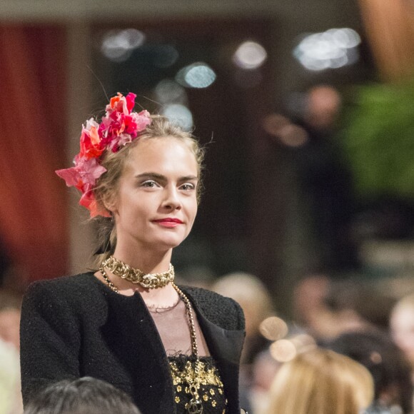 Cara Delevingne au Deuxième défilé Chanel "Métiers d'Art" au Ritz à Paris, France, le 6 décembre 2016. Cette collection destinée à mettre en valeur le précieux savoir-faire des ateliers Chanel (bottier, plisseur, plumassier, brodeur, ...) donne lui depuis 2002 à un défilé au mois de décembre. Karl Lagarfeld choisit chaque année un lieu lié à l'histoire de mademoiselle Chanel. Gabrielle Chanel (Coco) a loué à partir de 1937 une suite au troisième étage du Ritz. © Olivier Borde/Bestimage