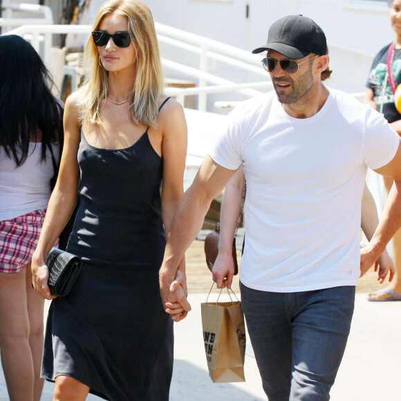 Jason Statham et sa fiancée Rosie Huntington-Whiteley vont prendre un petit déjeuner en famille à Malibu le 31 juillet 2016.