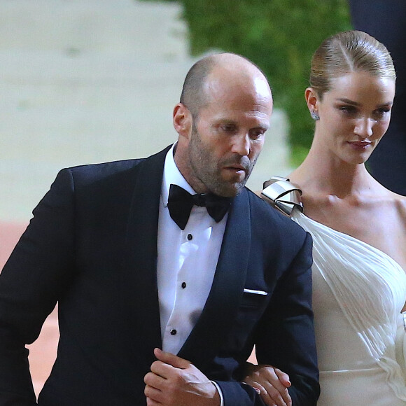 Jason Statham et sa fiancée Rosie Huntington-Whiteley (robe Ralph Lauren) - People à la sortie de la soirée Costume Institute Benefit Gala 2016 (Met Ball) sur le thème de "Manus x Machina" au Metropolitan Museum of Art à New York, le 2 mai 2016.