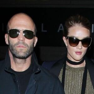 Jason Statham et sa compagne Rosie Huntington-Whiteley arrivent à l'aéroport LAX de Los Angeles. Le 7 octobre 2015