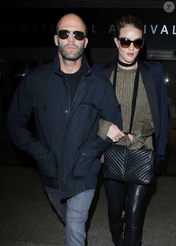 Jason Statham et sa compagne Rosie Huntington-Whiteley arrivent à l'aéroport LAX de Los Angeles. Le 7 octobre 2015