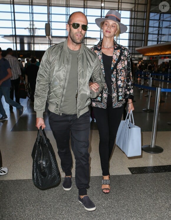 Rosie Huntington-Whiteley et son compagnon Jason Statham arrivent à l'aéroport LAX de Los Angeles pour prendre un avion. Le 23 juillet 2015