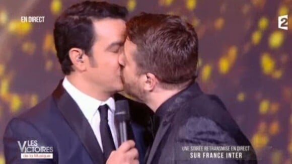 Bruno Guillon embrasse Thomas Thouroude sur la bouche en ouverture de la cérémonie des Victoires de la Musique le 10 février 2017 au Zénith de Paris.