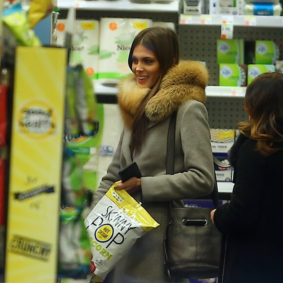 Exclusif - Miss Univers 2016 Iris Mittenaere fait ses courses chez "Duane Reade" avec une amie à New York le 4 février 2017.