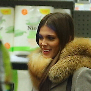 Exclusif - Miss Univers 2016 Iris Mittenaere fait ses courses chez "Duane Reade" avec une amie à New York le 4 février 2017.