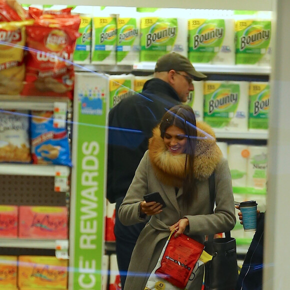 Exclusif - Miss Univers 2016 Iris Mittenaere fait ses courses chez "Duane Reade" avec une amie à New York le 4 février 2017.