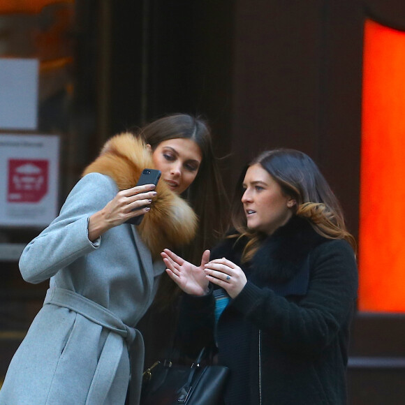 Exclusif - Miss Univers 2016 Iris Mittenaere fait ses courses chez "Duane Reade" avec une amie à New York le 4 février 2017.