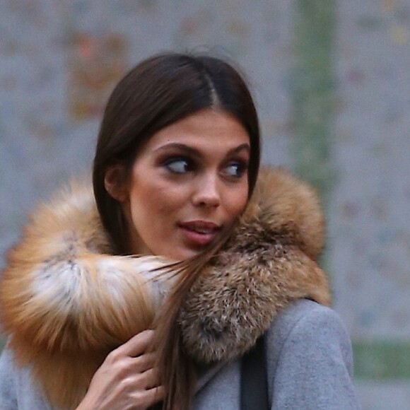 Exclusif - Miss Univers 2016 Iris Mittenaere fait ses courses chez "Duane Reade" avec une amie à New York le 4 février 2017.